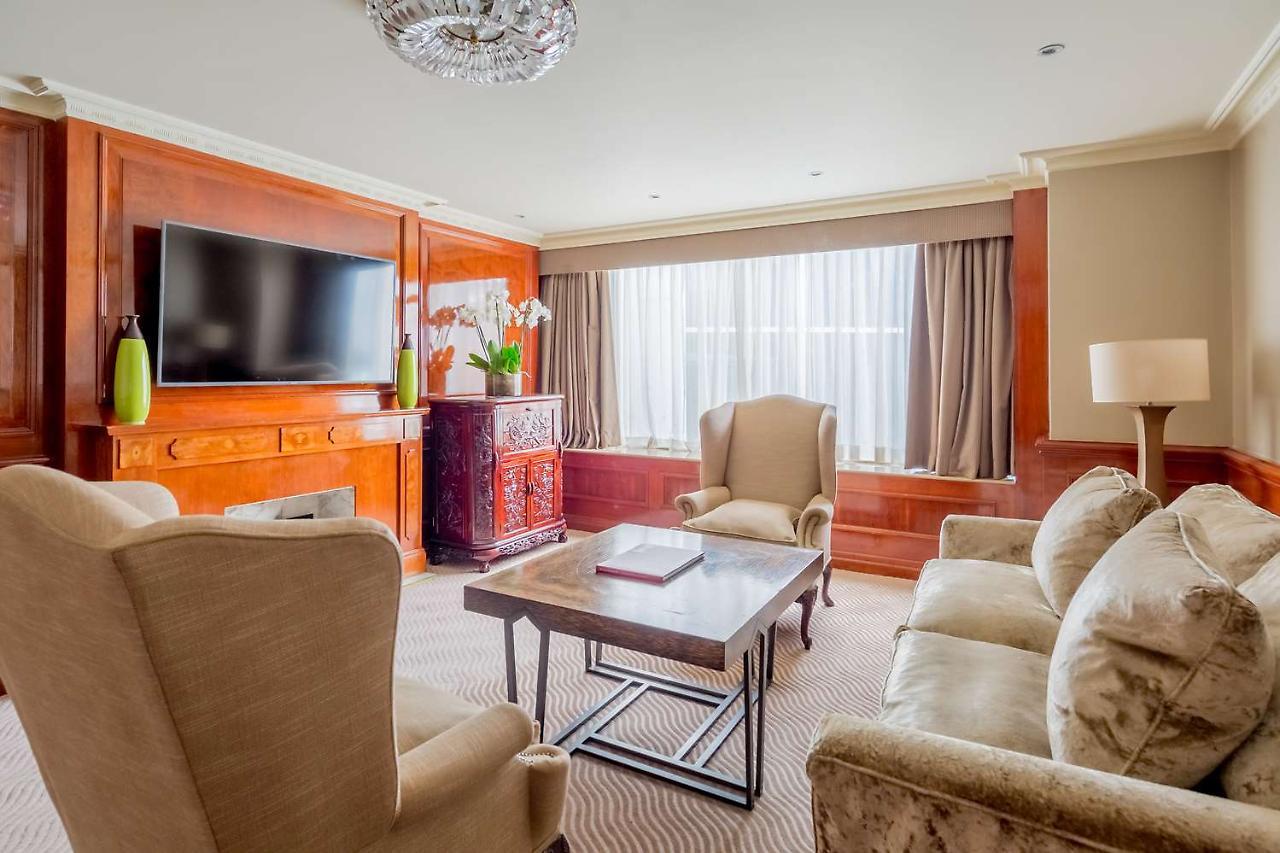 Radisson Blu Hotel, London Heathrow Хитроу Экстерьер фото