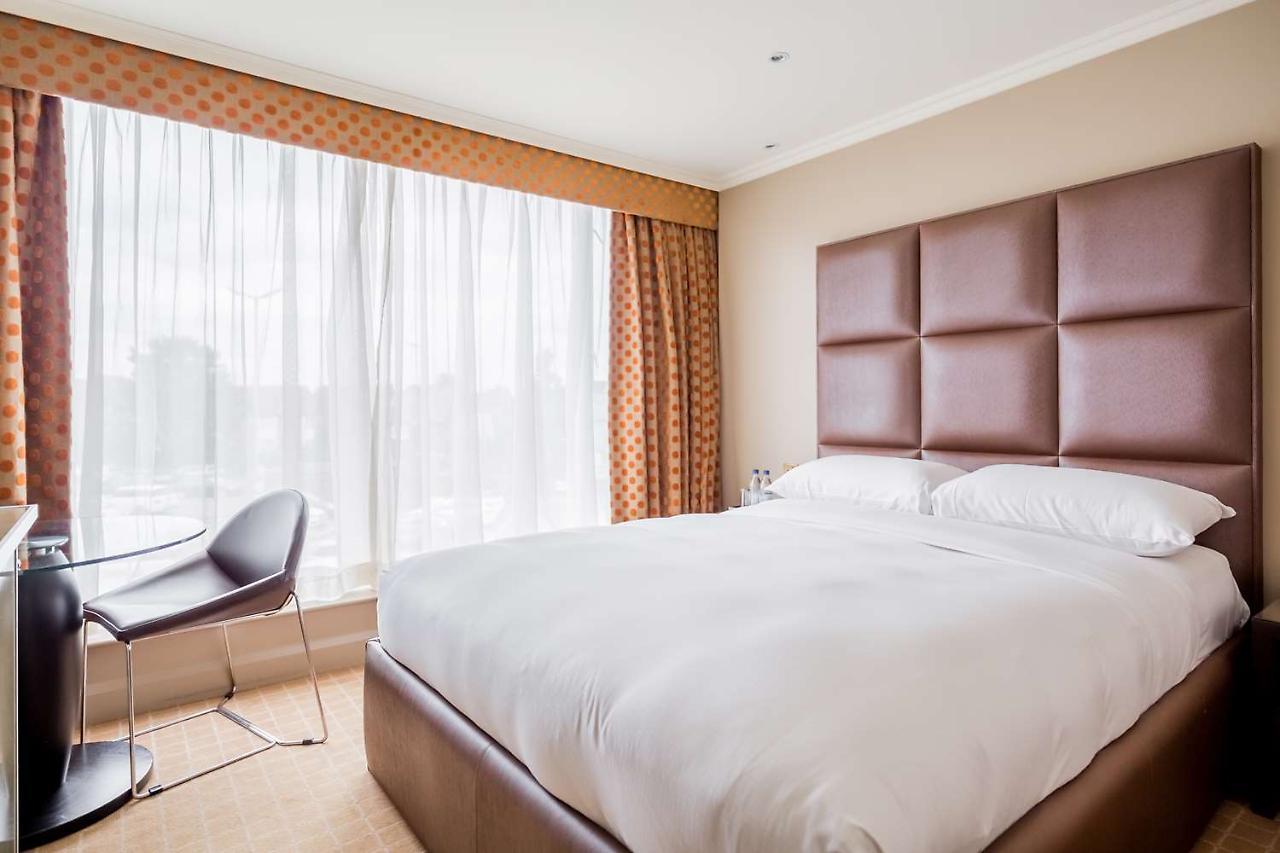 Radisson Blu Hotel, London Heathrow Хитроу Экстерьер фото