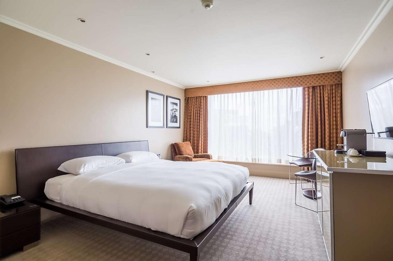 Radisson Blu Hotel, London Heathrow Хитроу Экстерьер фото
