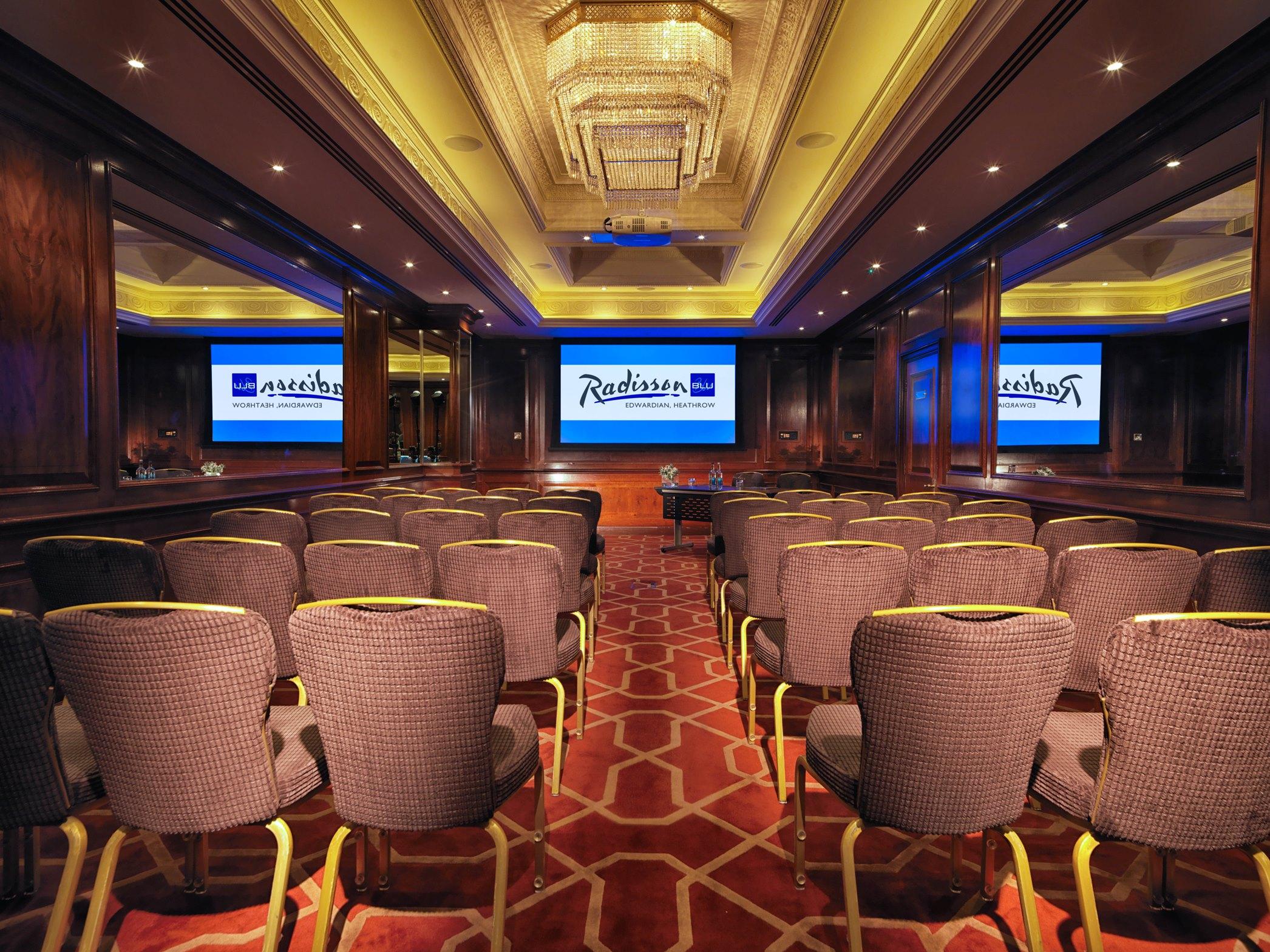 Radisson Blu Hotel, London Heathrow Хитроу Экстерьер фото