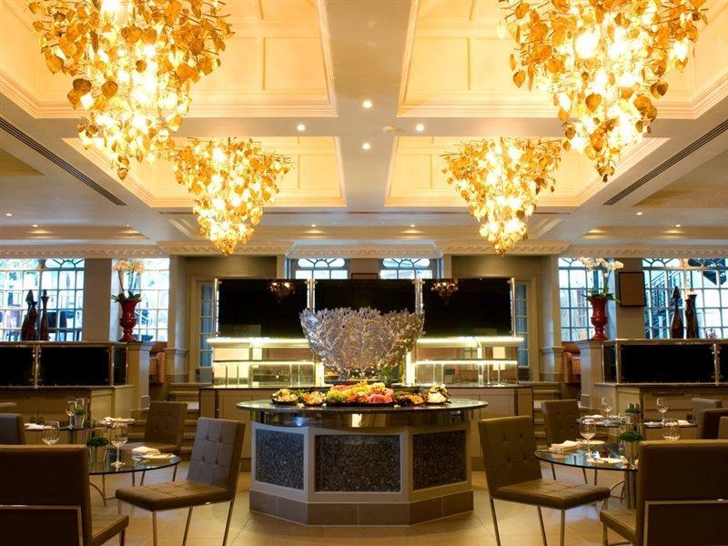 Radisson Blu Hotel, London Heathrow Хитроу Экстерьер фото